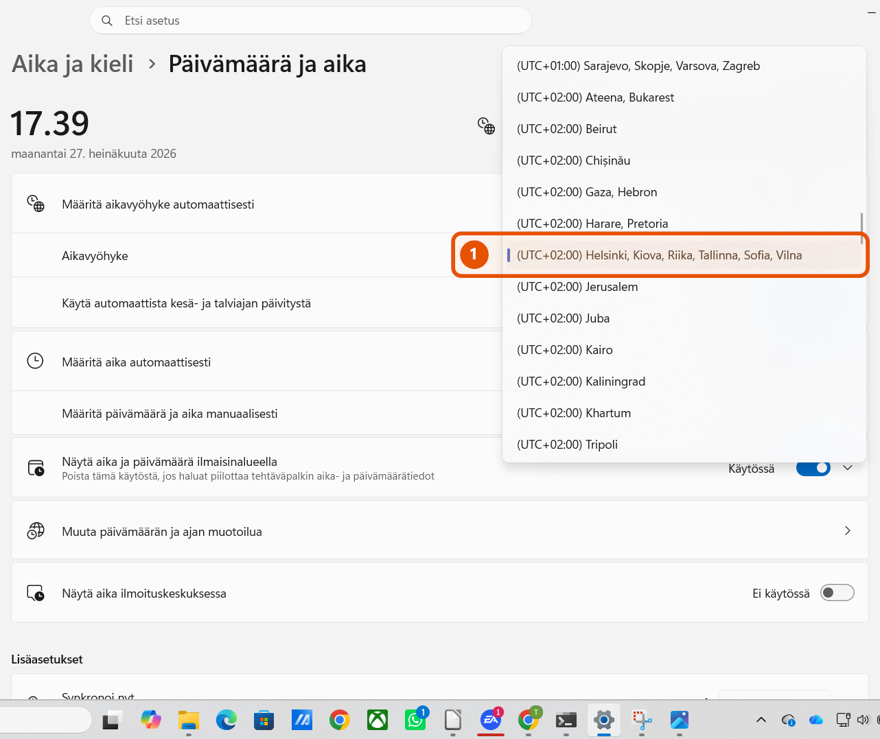 Windows 11:n aikavyöhykeluettelo, jossa Helsinki-vaihtoehto on korostettu